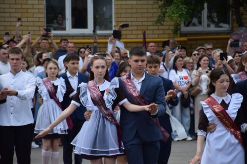 Последний звонок в «чужих» стенах, но с родным сердцем: как школа №4 города Нурлат прощалась с выпускниками