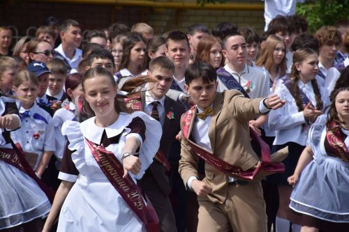 Последний звонок как начало пути: 220 выпускников Нурлатского района шагнули во взрослую жизнь