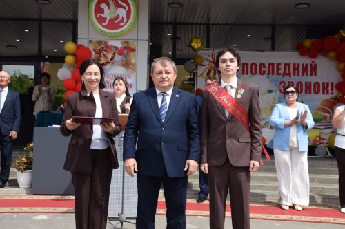 Последний звонок в «чужих» стенах, но с родным сердцем: как школа №4 города Нурлат прощалась с выпускниками