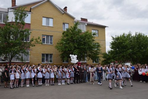 Последний звонок в «чужих» стенах, но с родным сердцем: как школа №4 города Нурлат прощалась с выпускниками
