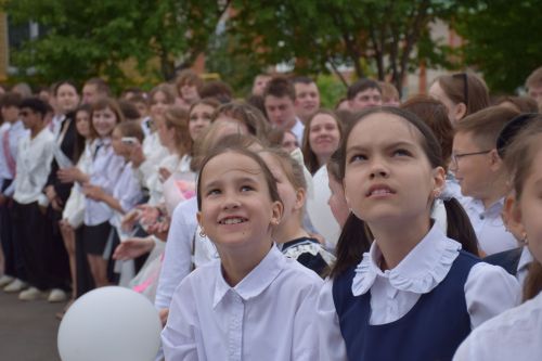 Последний звонок в «чужих» стенах, но с родным сердцем: как школа №4 города Нурлат прощалась с выпускниками