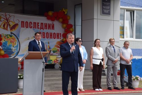 Последний звонок в «чужих» стенах, но с родным сердцем: как школа №4 города Нурлат прощалась с выпускниками