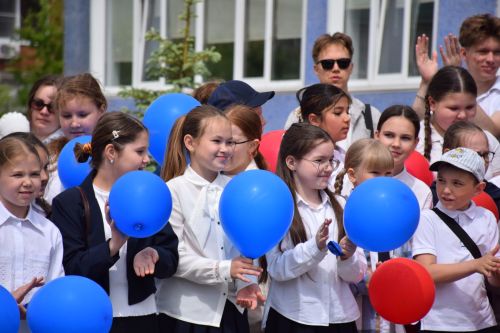 Последний звонок в «чужих» стенах, но с родным сердцем: как школа №4 города Нурлат прощалась с выпускниками