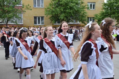 Последний звонок в «чужих» стенах, но с родным сердцем: как школа №4 города Нурлат прощалась с выпускниками