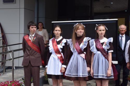 Последний звонок в «чужих» стенах, но с родным сердцем: как школа №4 города Нурлат прощалась с выпускниками