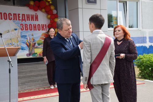 Последний звонок как начало пути: 220 выпускников Нурлатского района шагнули во взрослую жизнь