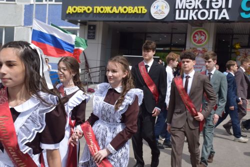 Последний звонок в «чужих» стенах, но с родным сердцем: как школа №4 города Нурлат прощалась с выпускниками