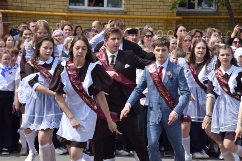 Последний звонок как начало пути: 220 выпускников Нурлатского района шагнули во взрослую жизнь