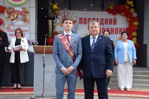 Последний звонок как начало пути: 220 выпускников Нурлатского района шагнули во взрослую жизнь