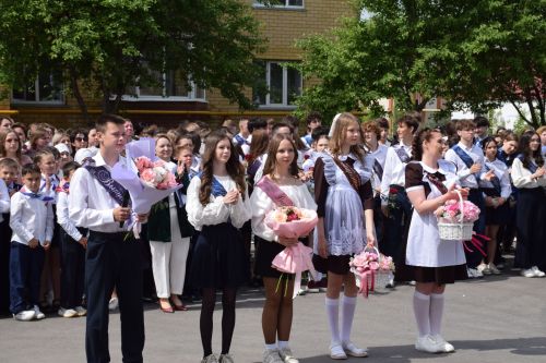 Последний звонок как начало пути: 220 выпускников Нурлатского района шагнули во взрослую жизнь