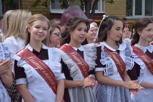 Последний звонок в «чужих» стенах, но с родным сердцем: как школа №4 города Нурлат прощалась с выпускниками