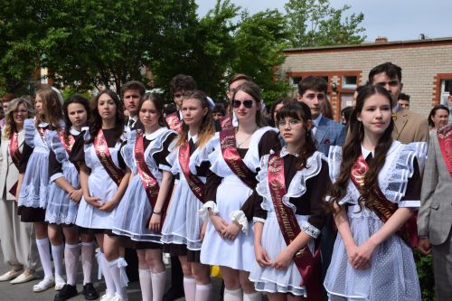 Последний звонок как начало пути: 220 выпускников Нурлатского района шагнули во взрослую жизнь