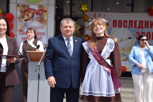 Последний звонок в «чужих» стенах, но с родным сердцем: как школа №4 города Нурлат прощалась с выпускниками