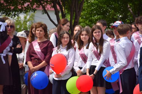 Последний звонок в «чужих» стенах, но с родным сердцем: как школа №4 города Нурлат прощалась с выпускниками