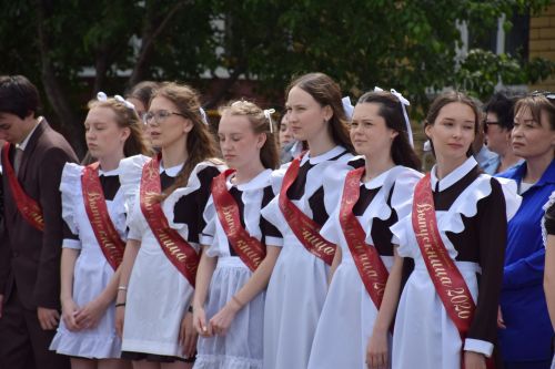 Последний звонок в «чужих» стенах, но с родным сердцем: как школа №4 города Нурлат прощалась с выпускниками