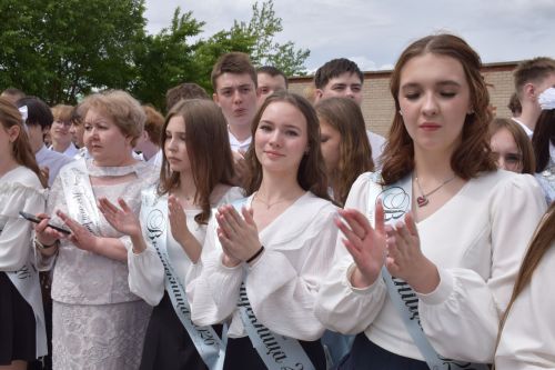Последний звонок в «чужих» стенах, но с родным сердцем: как школа №4 города Нурлат прощалась с выпускниками
