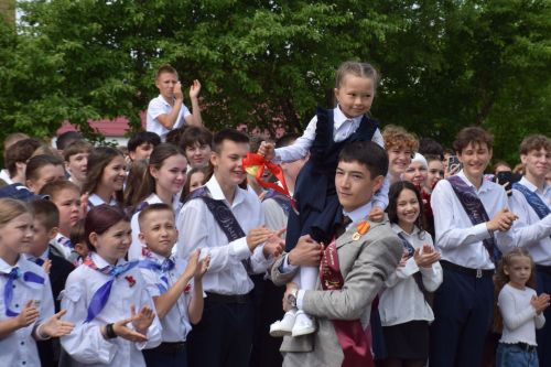 Последний звонок как начало пути: 220 выпускников Нурлатского района шагнули во взрослую жизнь