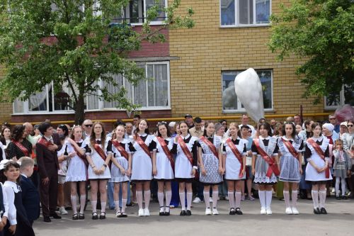 Последний звонок в «чужих» стенах, но с родным сердцем: как школа №4 города Нурлат прощалась с выпускниками