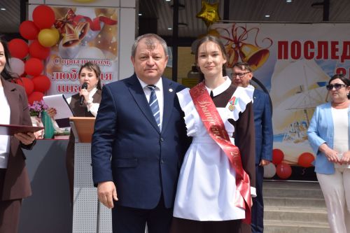 Последний звонок в «чужих» стенах, но с родным сердцем: как школа №4 города Нурлат прощалась с выпускниками