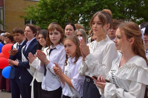 Последний звонок в «чужих» стенах, но с родным сердцем: как школа №4 города Нурлат прощалась с выпускниками