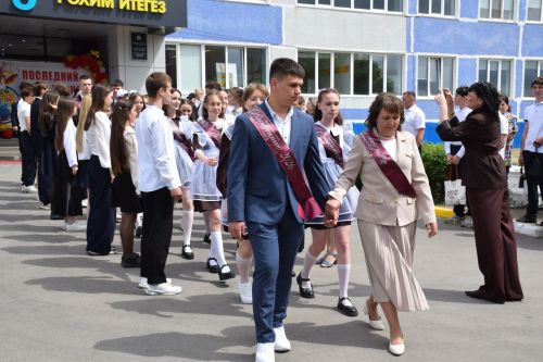 Последний звонок в «чужих» стенах, но с родным сердцем: как школа №4 города Нурлат прощалась с выпускниками
