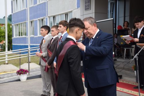 Последний звонок как начало пути: 220 выпускников Нурлатского района шагнули во взрослую жизнь