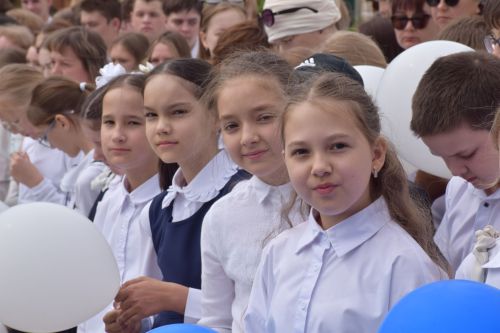 Последний звонок в «чужих» стенах, но с родным сердцем: как школа №4 города Нурлат прощалась с выпускниками