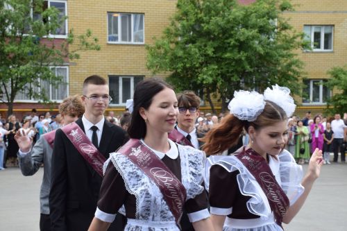Последний звонок в «чужих» стенах, но с родным сердцем: как школа №4 города Нурлат прощалась с выпускниками