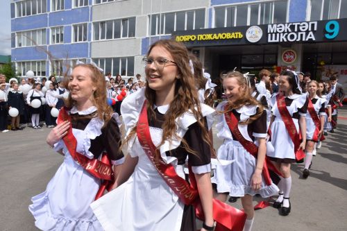 Последний звонок в «чужих» стенах, но с родным сердцем: как школа №4 города Нурлат прощалась с выпускниками