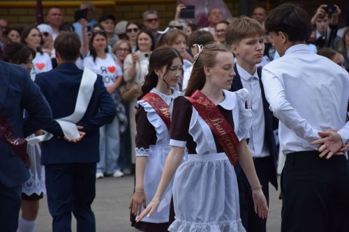 Последний звонок в «чужих» стенах, но с родным сердцем: как школа №4 города Нурлат прощалась с выпускниками