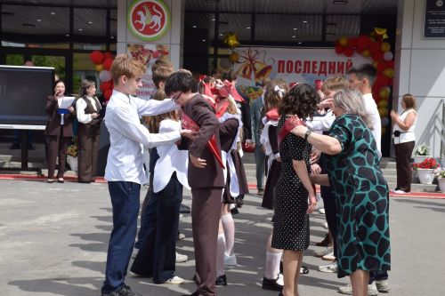 Последний звонок в «чужих» стенах, но с родным сердцем: как школа №4 города Нурлат прощалась с выпускниками