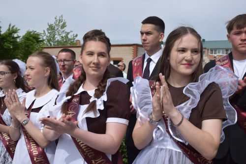 Последний звонок как начало пути: 220 выпускников Нурлатского района шагнули во взрослую жизнь