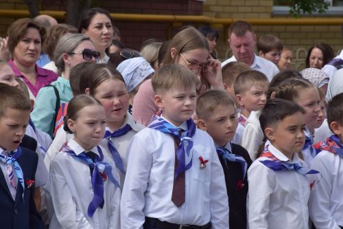 Последний звонок как начало пути: 220 выпускников Нурлатского района шагнули во взрослую жизнь