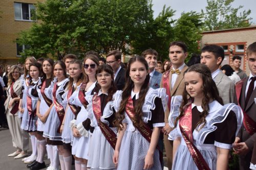 Последний звонок как начало пути: 220 выпускников Нурлатского района шагнули во взрослую жизнь
