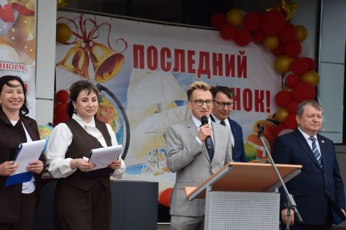 Последний звонок в «чужих» стенах, но с родным сердцем: как школа №4 города Нурлат прощалась с выпускниками