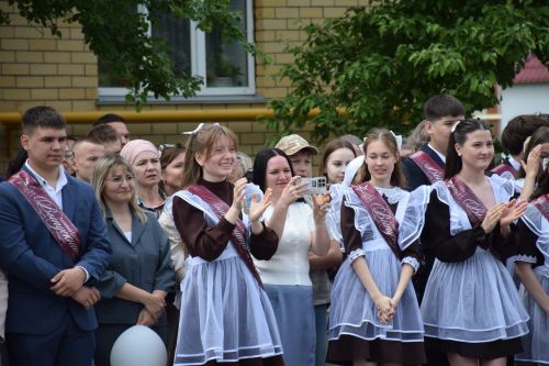 Последний звонок в «чужих» стенах, но с родным сердцем: как школа №4 города Нурлат прощалась с выпускниками