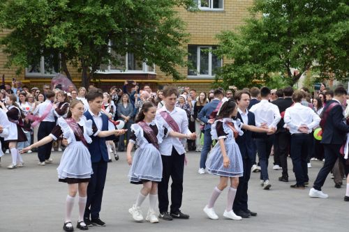 Последний звонок в «чужих» стенах, но с родным сердцем: как школа №4 города Нурлат прощалась с выпускниками