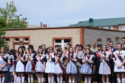 Последний звонок как начало пути: 220 выпускников Нурлатского района шагнули во взрослую жизнь