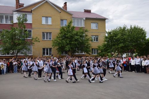 Последний звонок в «чужих» стенах, но с родным сердцем: как школа №4 города Нурлат прощалась с выпускниками
