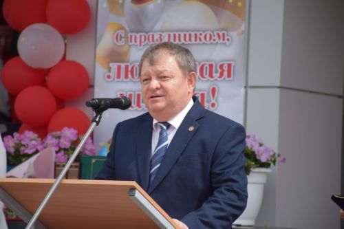 Последний звонок как начало пути: 220 выпускников Нурлатского района шагнули во взрослую жизнь