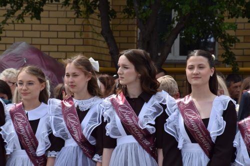 Последний звонок в «чужих» стенах, но с родным сердцем: как школа №4 города Нурлат прощалась с выпускниками