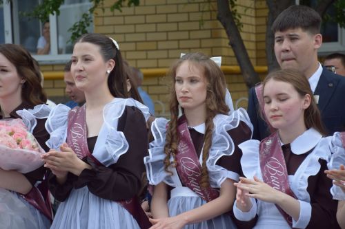 Последний звонок в «чужих» стенах, но с родным сердцем: как школа №4 города Нурлат прощалась с выпускниками