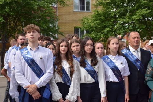 Последний звонок как начало пути: 220 выпускников Нурлатского района шагнули во взрослую жизнь