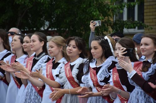 Последний звонок в «чужих» стенах, но с родным сердцем: как школа №4 города Нурлат прощалась с выпускниками