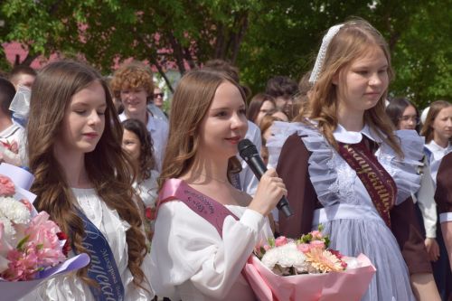 Последний звонок как начало пути: 220 выпускников Нурлатского района шагнули во взрослую жизнь