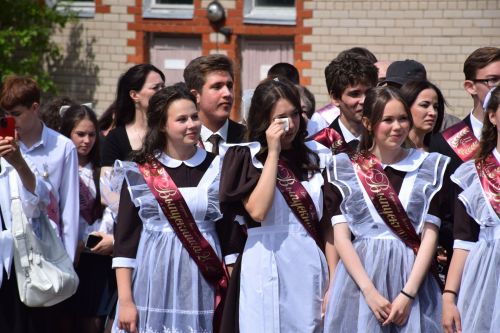 Последний звонок как начало пути: 220 выпускников Нурлатского района шагнули во взрослую жизнь
