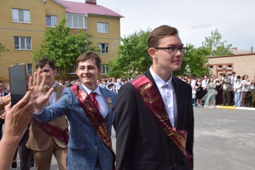 Последний звонок как начало пути: 220 выпускников Нурлатского района шагнули во взрослую жизнь
