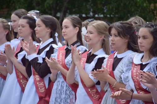 Последний звонок в «чужих» стенах, но с родным сердцем: как школа №4 города Нурлат прощалась с выпускниками