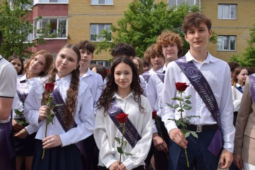 Последний звонок как начало пути: 220 выпускников Нурлатского района шагнули во взрослую жизнь