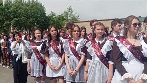 Со школой №9 г. Нурлат попрощались 26 одиннадцатиклассников и 85 девятиклассников